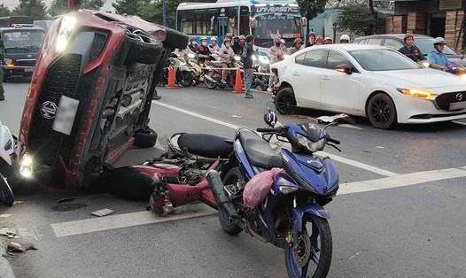 Tai nạn liên hoàn tại một ngã tư ở TPHCM khi nhiều phương tiện đang chờ đèn đỏ. Ảnh bạn đọc cung cấp