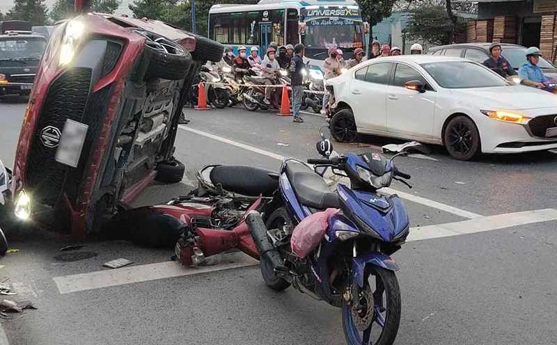 A series of accidents at an intersection in Ho Chi Minh City when many vehicles were waiting for a red light. Photo provided by readers