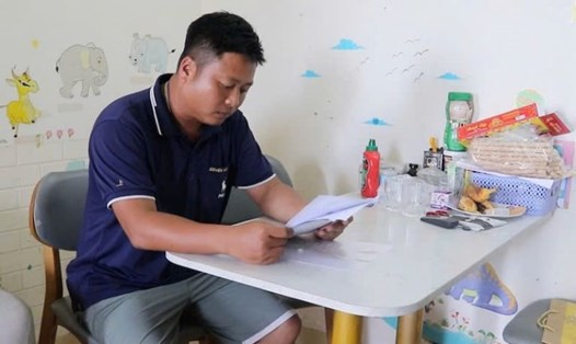 Anh Trần Gia Tân đang tham khảo hồ sơ, điều kiện mua nhà ở xã hội. Ảnh: Cao Thơm