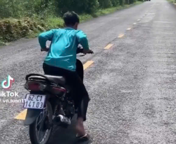 Thiếu niên bốc đầu xe máy, quay clip đăng lên mạng xã hội TikTok bị xử phạt và tịch thu xe. Ảnh cắt từ clip