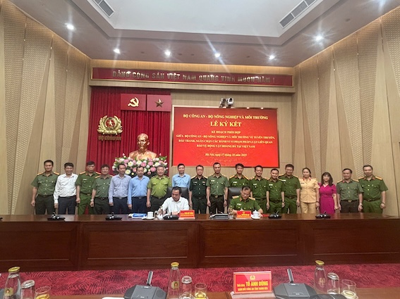 Quyen Bo truong Bo Nong nghiep va Moi truong Tran Duc Thang va Thuong tuong Nguyen Van Long, Thu truong Bo Cong an cung ky ket ke hoach phoi hop trong dau tranh, ngan chan cac hanh vi vi pham phap luat lien quan den bao ve dong vat hoang da tai Viet Nam. Anh: Quynh Nguyen.