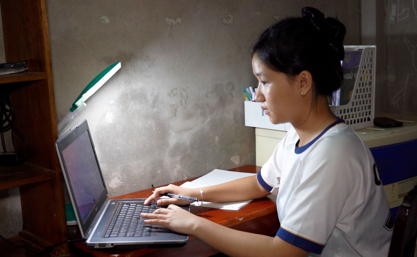 En la noche de regreso los altavoces de la escuela resuenan los altavoces de los dulces se apagan para que los niños estudien. Foto: Hung Tho