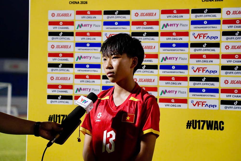 Cau thu Hai Yen tra loi phong van sau tran. Anh: VFF
