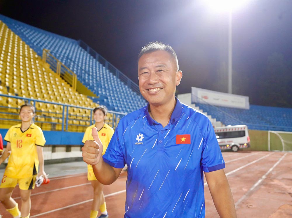 Coach Okiyama Masahiko of the U17 Vietnam women's team. Photo: VFF
