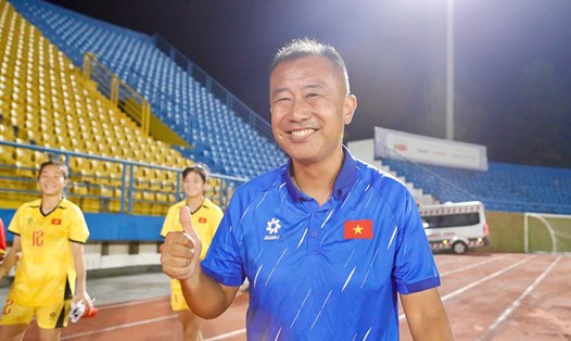 Huấn luyện viên Okiyama Masahiko của U17 nữ Việt Nam. Ảnh: VFF