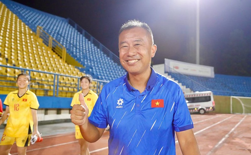 Coach Okiyama Masahiko of the U17 Vietnam women's team. Photo: VFF