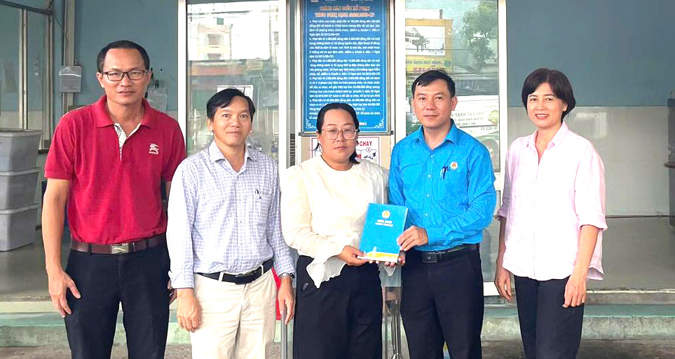 ダナン市Thanh Khe区労働組合がベトナム女性の日を記念して女性組合員、労働者を訪問し、贈り物を贈呈。写真:Thanh Khe区労働組合