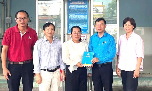 Công đoàn phường Thanh Khê, Đà Nẵng thăm, tặng quà cho nữ đoàn viên, người lao động nhân Ngày Phụ nữ Việt Nam. Ảnh: Công đoàn Thanh Khê