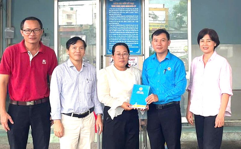 ダナン市Thanh Khe区労働組合がベトナム女性の日を記念して女性組合員、労働者を訪問し、贈り物を贈呈。写真:Thanh Khe区労働組合