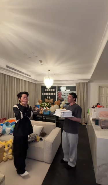 Erik trang hoang, chuan bi banh sinh nhat tang Duc Phuc. Anh cat tu video