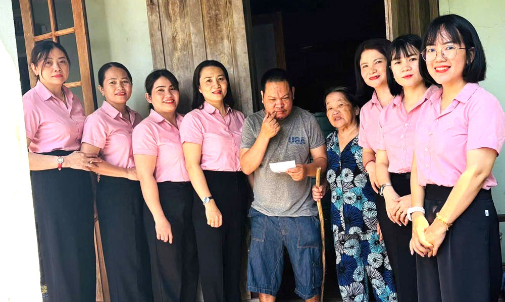 Le comite des femmes du syndicat et le comite de gestion du patrimoine culturel mondial de My Son remettent des cadeaux aux menages en difficulte. Photo : Syndicat de Da Nang