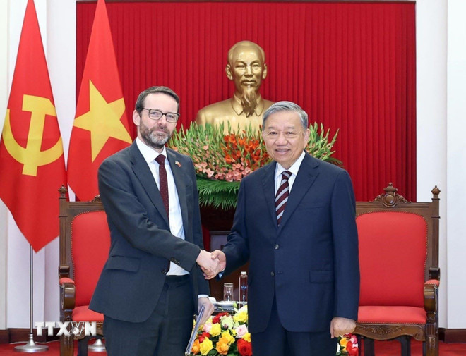 General Secretary To Lam received British Ambassador to Vietnam Iain Frew. Photo: VNA