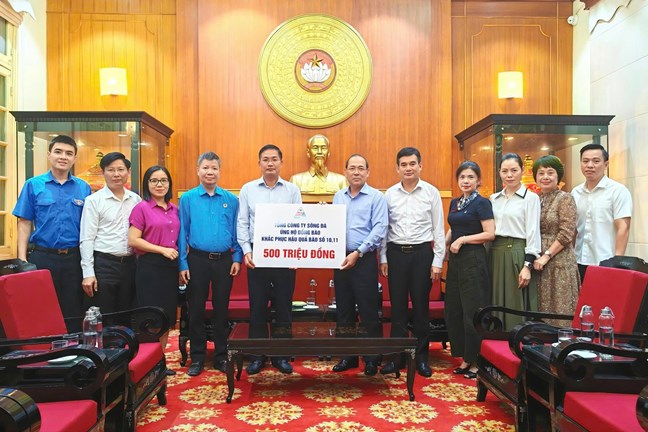 El Vicepresidente del Comite Central del MTTQ de Vietnam Hoang Cong Thuy recibe apoyo de la Corporacion General Song Da por la cantidad de 500 millones de VND. Foto: Van Hoa