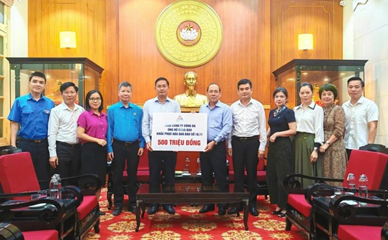 Vice Chairman of the Central Committee of the Vietnam Fatherland Front Hoang Cong Thuy received support from Song Da Corporation in the amount of 500 million VND. Photo: Van Hoa