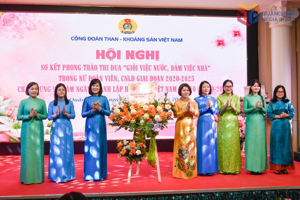 Công đoàn TKV đón nhận hoa chúc mừng của Tổng Liên đoàn Lao động Việt Nam. Ảnh: Cổng TTĐT Quảng Ninh