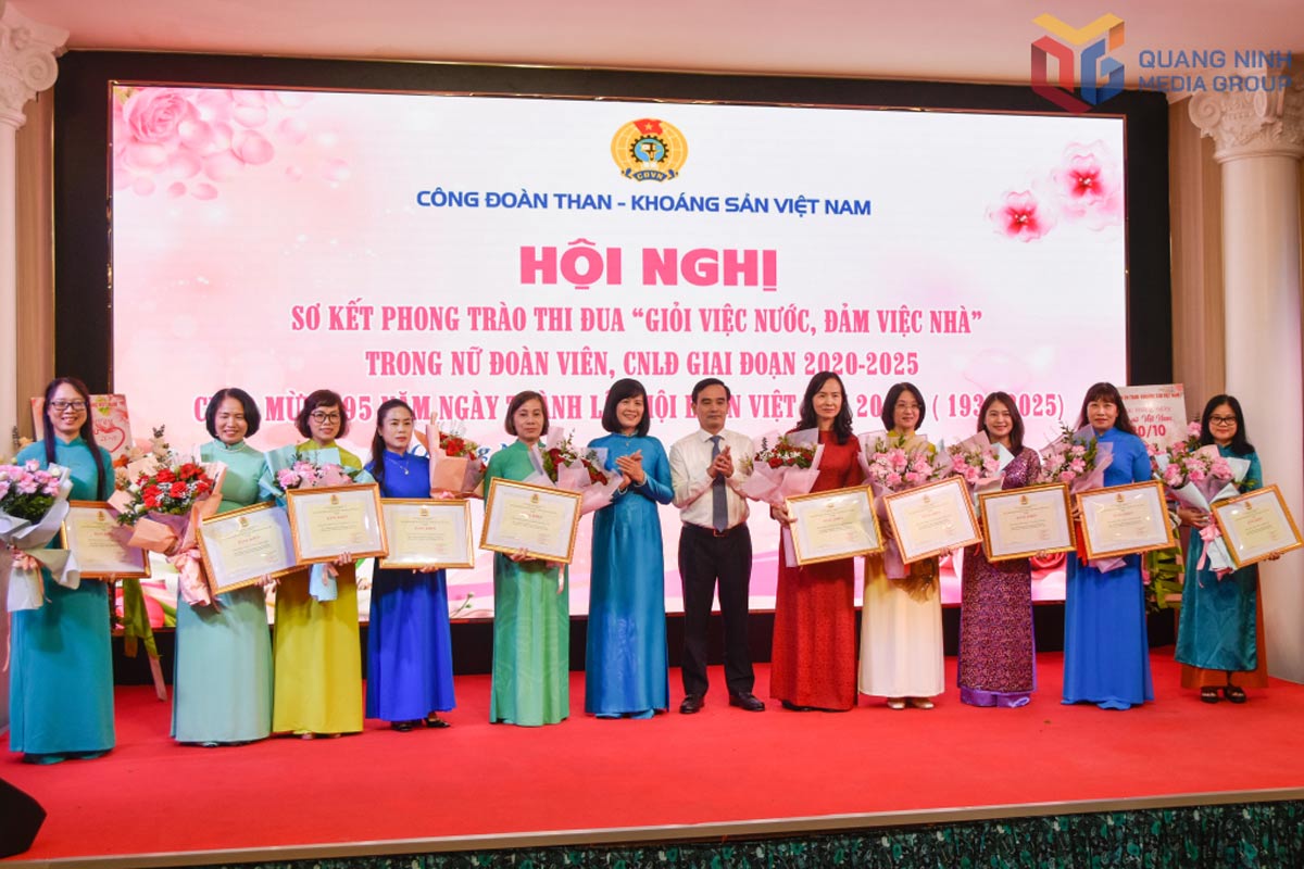 Cong doan TKV khen thuong cac nu doan vien, CNLD co thanh tich xuat sac trong phong trao thi dua “Gioi viec nuoc - Dam viec nha” giai doan 2020-2025. Anh: Cong TTDT Quang Ninh