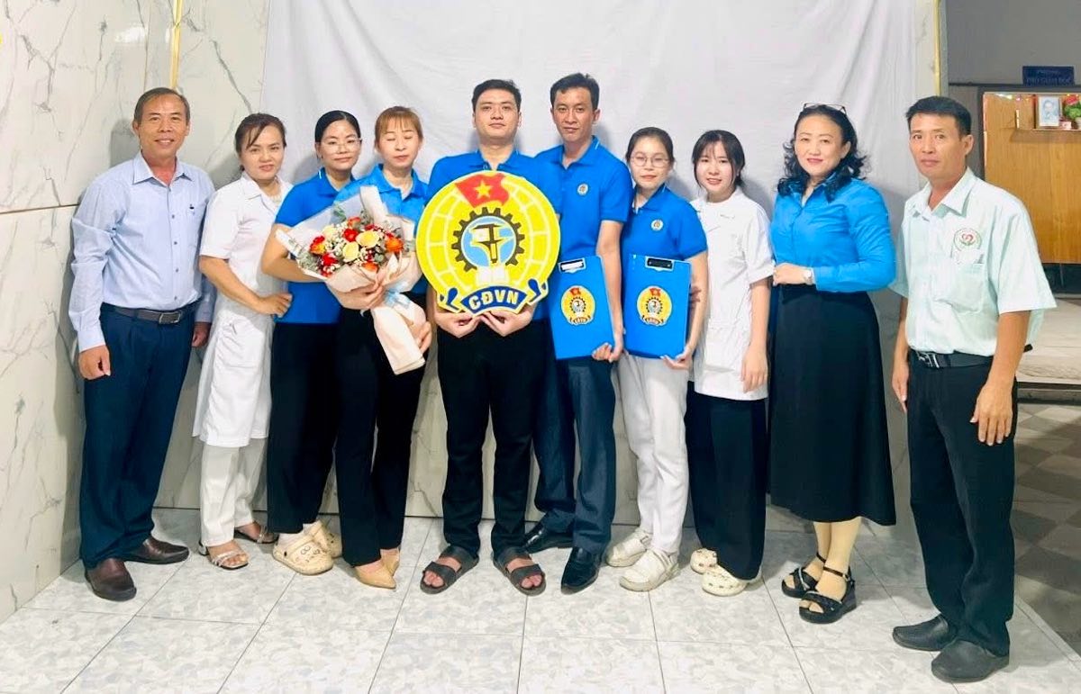 Trao quyet dinh thanh lap cong doan co so va tang hoa chuc mung. Anh: Pham Duy