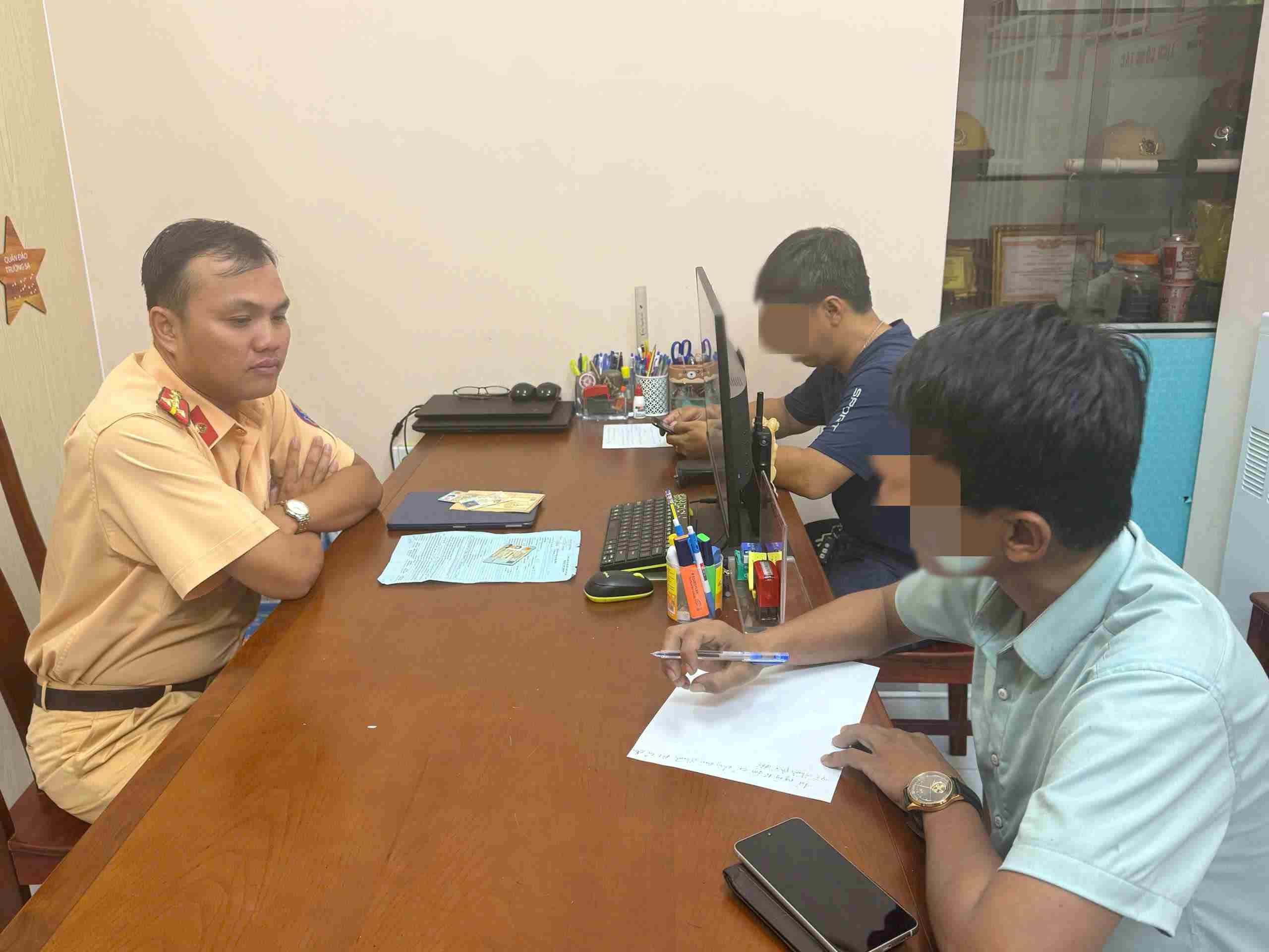 CSGT An Sương mời 2 tài xế lên làm việc. Ảnh: Công an cung cấp