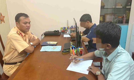 CSGT An Sương mời 2 tài xế lên làm việc. Ảnh: Công an cung cấp