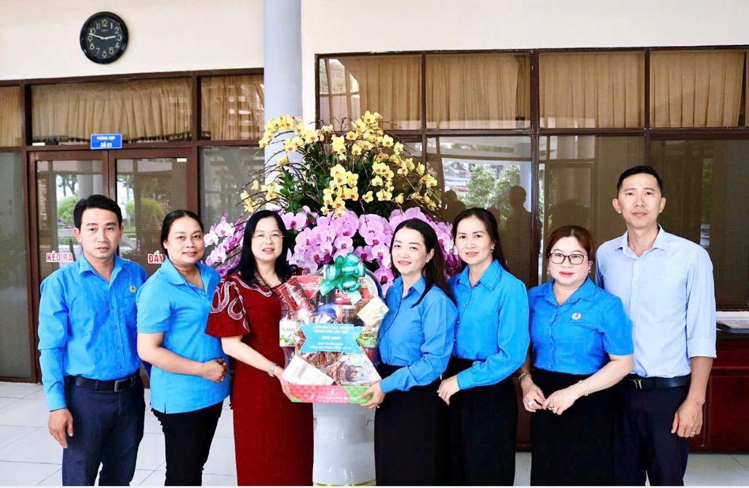 Leaders of the Can Tho City Labor Federation congratulated the Can Tho City Party Committee Office on the Traditional Day of the industry. Photo: Phuong Thao