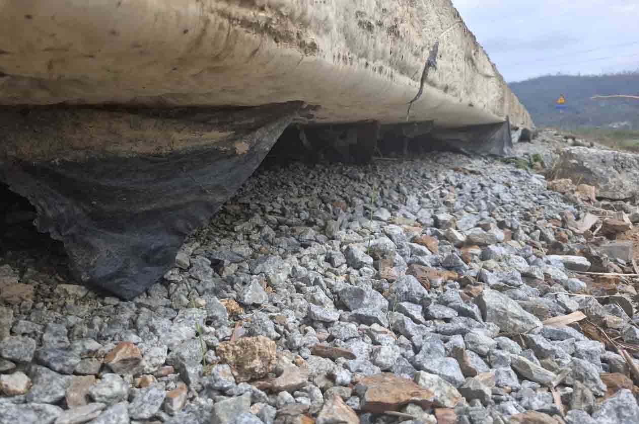 Tuyến đường bị sạt lở, sụt nền đất tạo thành hở hàm ếch kéo dài. Ảnh: Trần Tuấn.