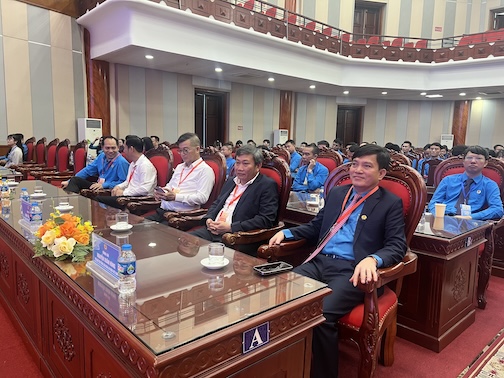 Vice President of the Vietnam General Confederation of Labor Nguyen Xuan Hung (far right) attended the first Congress, term 2025 - 2030. One of the 3 breakthroughs proposed by the Congress is to promote negotiations on wages. Photo: Kieu Vu