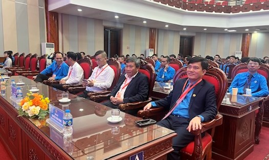 Phó Chủ tịch Tổng LĐLĐVN Nguyễn Xuân Hùng (ngoài cùng bên phải) dự Đại hội lần thứ nhất, nhiệm kỳ 2025 - 2030. Một trong 3 khâu đột phá Đại hội đề ra là đẩy mạnh thương lượng về tiền lương. Ảnh: Kiều Vũ