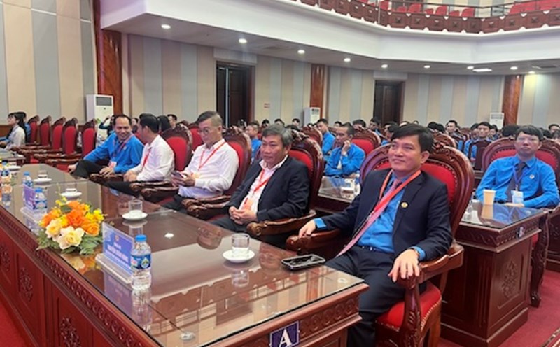 Vice President of the Vietnam General Confederation of Labor Nguyen Xuan Hung (far right) attended the first Congress, term 2025 - 2030. One of the 3 breakthroughs proposed by the Congress is to promote negotiations on wages. Photo: Kieu Vu
