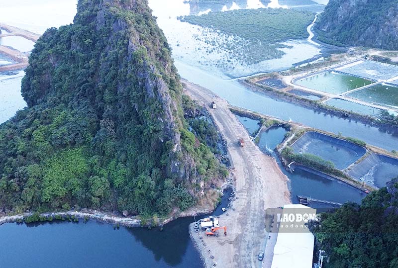 Vi tri cua du an nam ngay mat bien va gan truc duong ven bien Ha Long - Cam Pha. Anh: Doan Hung