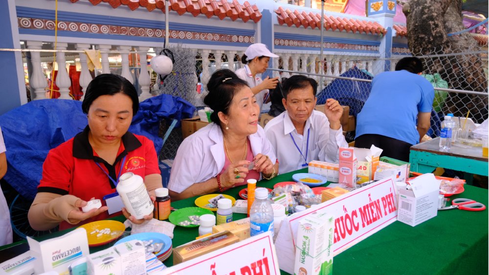 응우옌쭝 축제에 온 시민 관광객은 무료 의료 서비스를 받고 무료 약품을 제공받습니다. 사진: 미리