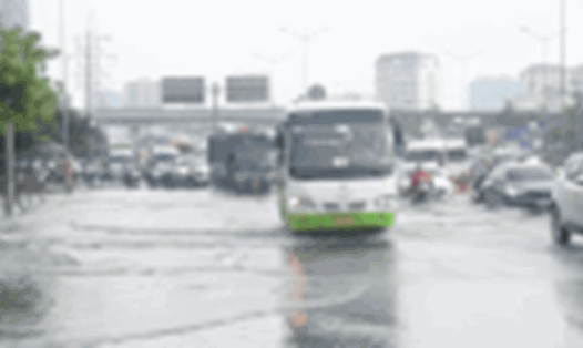 Ngập úng xảy ra trên đường Phạm Hùng (TP Hà Nội) khiến các phương tiện di chuyển chậm.