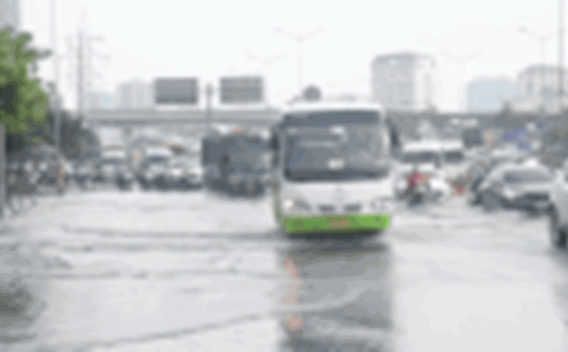 Flooding occurred on Pham Hung Street (Hanoi City), causing vehicles to move slowly.