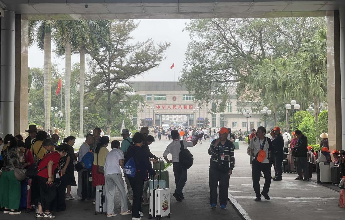 Du khach Trung Quoc nhap canh qua Cua khau quoc te Mong Cai. Anh: Nguyen Hung