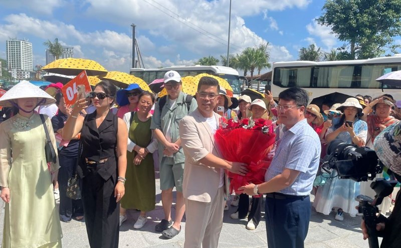 Leaders of the Department of Culture, Sports and Tourism of Quang Ninh province presented flowers to a group of nearly 1,000 Chinese tourists visiting Ha Long Bay on October 16, 2025. Photo: Nguyen Hung