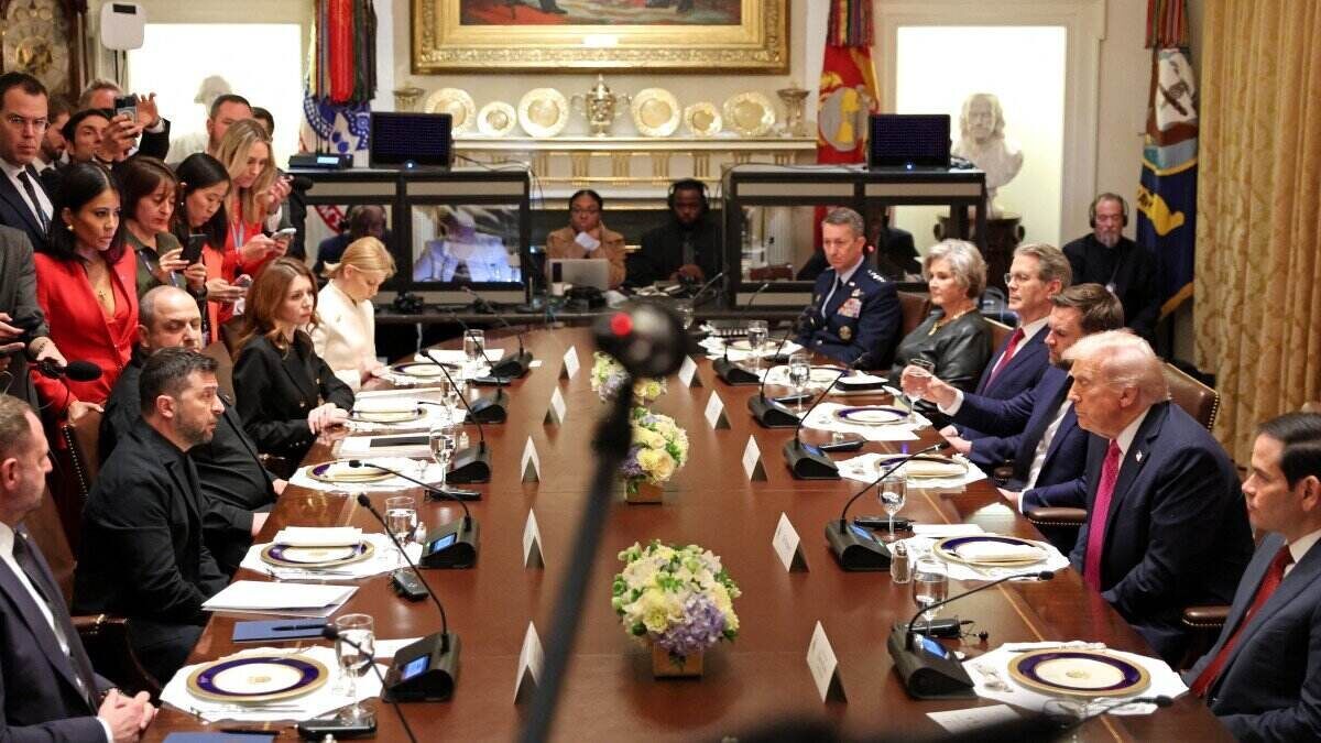 US President Donald Trump meets with Ukrainian President Volodymyr Zelensky (left) at the White House's cabinet on October 17. Photo: AFP