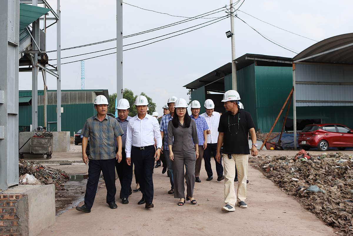 Vice Chairman of the People's Committee of Bac Ninh province Dao Quang Khai (headgear, white shirt) visited and inspected the waste treatment model of Yen Dung ward. Photo: Nguyen Mien