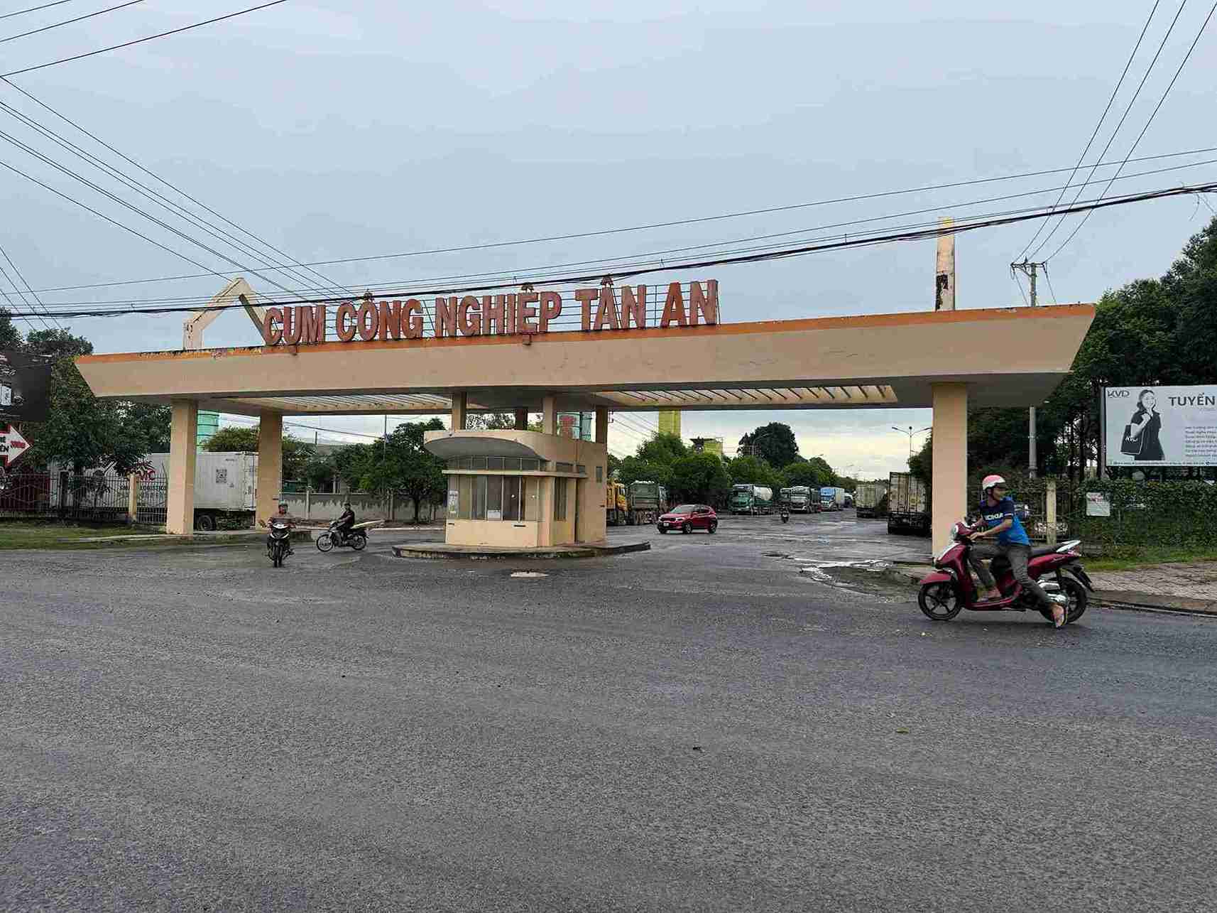 Container trucks carrying agricultural products gathered inside Tan An Industrial Cluster (Dak Lak province) have moved to another location. Photo: Bao Trung