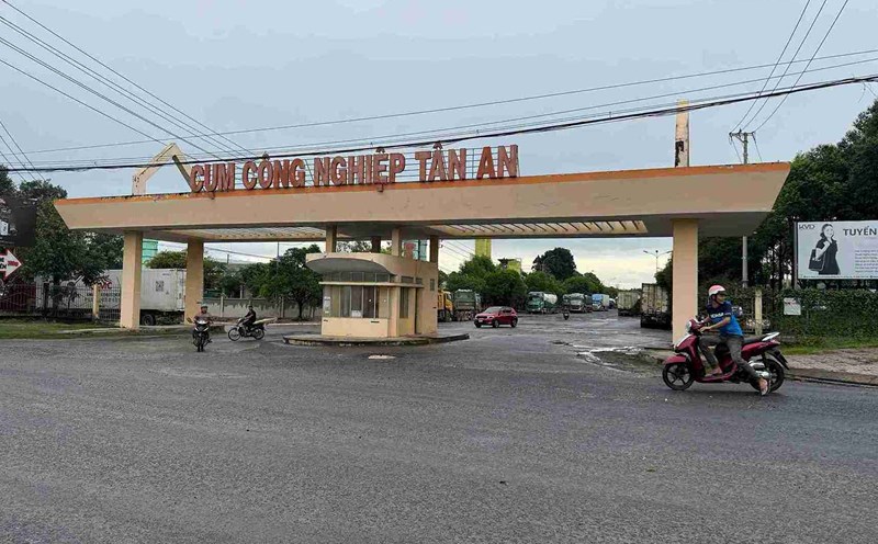 Container trucks carrying agricultural products gathered inside Tan An Industrial Cluster (Dak Lak province) have moved to another location. Photo: Bao Trung