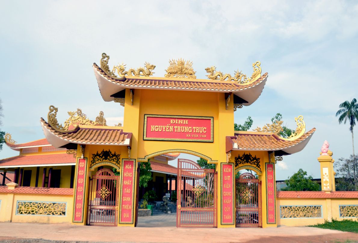 Dinh Nguyen Trung Truc o Cua Can nam canh bung Ghe Luong, con lach tu nhien chay tu day nui Ham Ninh ra bien. Anh: Thanh Mai