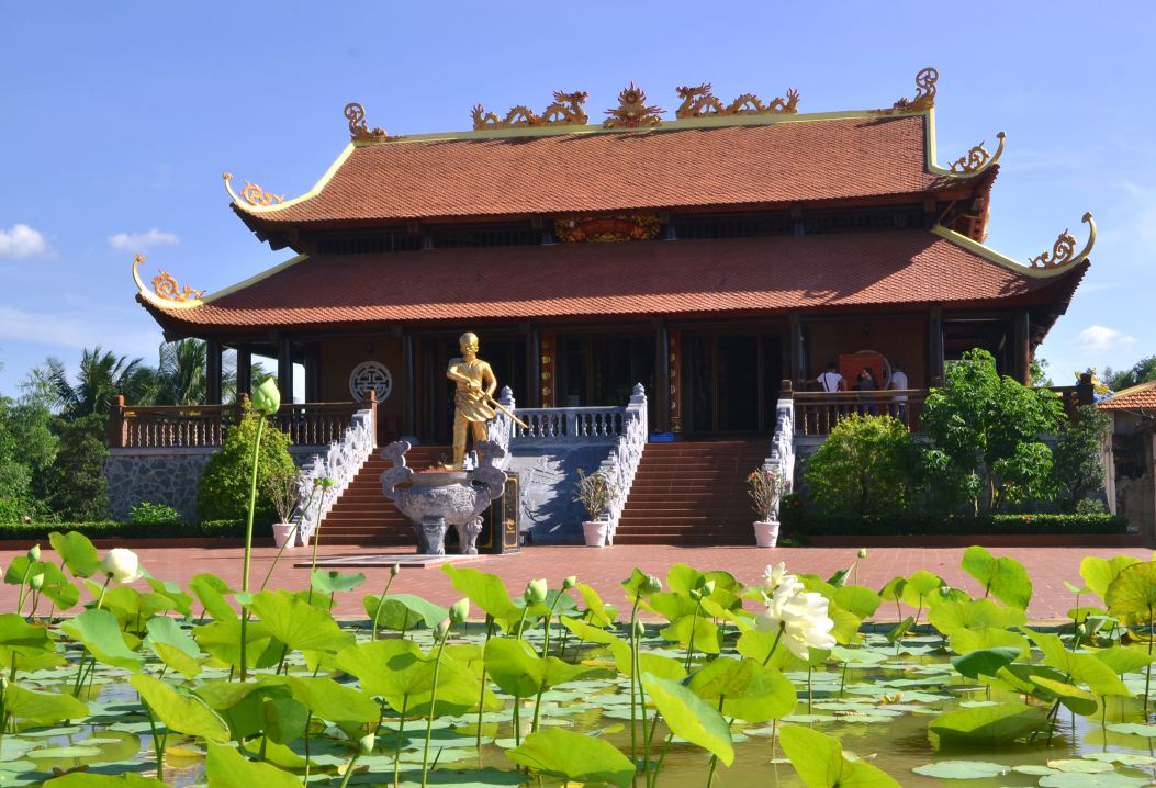 Dinh Nguyen Trung Truc o Ganh Dau duoc thiet ke huong mat ra bien nen khong gian thoang dang, tuoi mat.... Anh: Thanh Mai