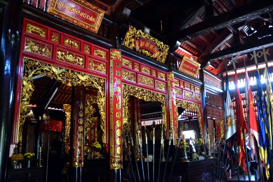 Ben trong Dinh Nguyen Trung Truc o Ganh Dau duoc bay tri trang nghiem va uy nghi nhu bao ngoi dinh Nam Bo. Anh: Thanh Mai