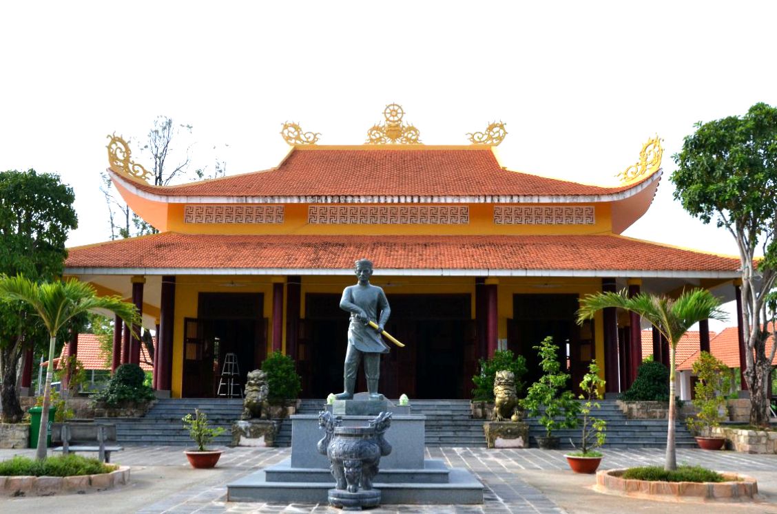 Dinh Nguyen Trung Truc o Cua Can duoc xay dung ben bung Ghe Luong, tuong truyen la con rach tu nhien duoc nghia quan dung de chuyen cho luong thuc. Anh: Thanh Mai