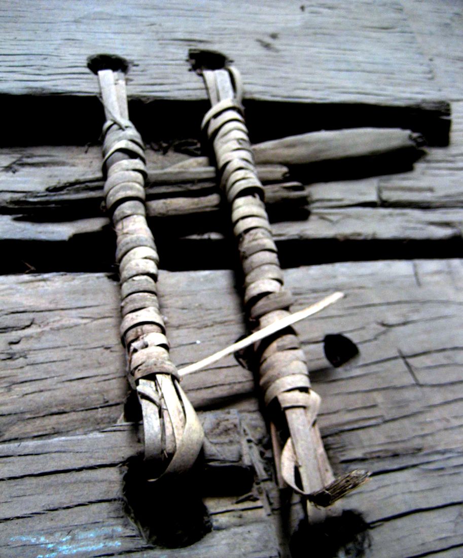 Chiec ghe duoc thiet ke voi ky thuat rat doc dao, khong su dung dinh ma ket noi voi nhau bang cac mong mong cay va day may de co dinh cac tam go. Anh: Thanh Mai