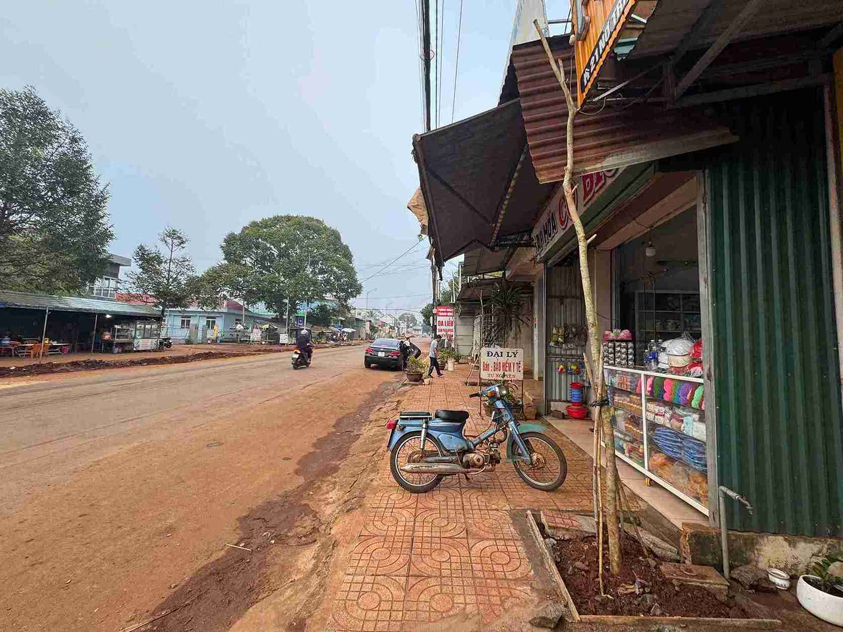 Doc tuyen duong No Trang Long co nhieu cay xanh duoc trong bat hop ly. Anh: Bao Trung