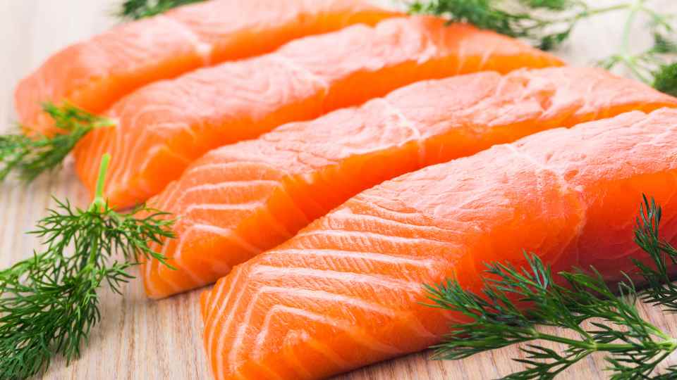 Ca hoi chua nhieu omega-3 – chat beo lanh manh giup giam viem, bao ve mach mau va ho tro suc khoe than. Anh: Canva