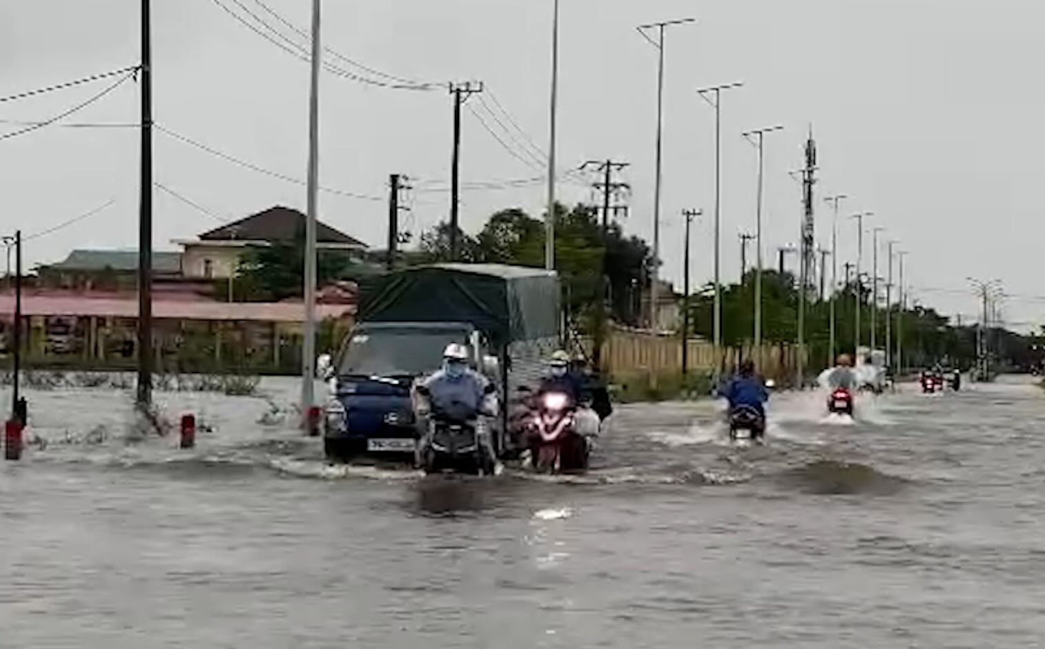 Heavy rain caused Provincial Road 19 to be flooded, making it difficult for people to move. Photo: Nguyen Luan