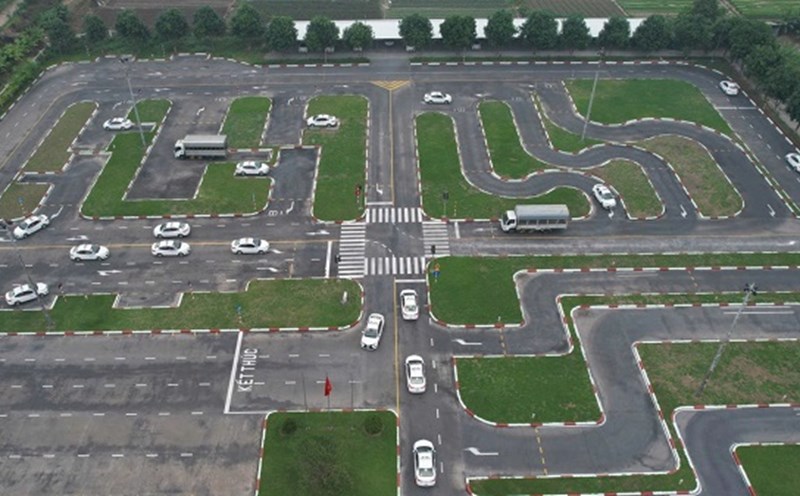 The vehicle took a driving test. Photo: Xuyen Dong