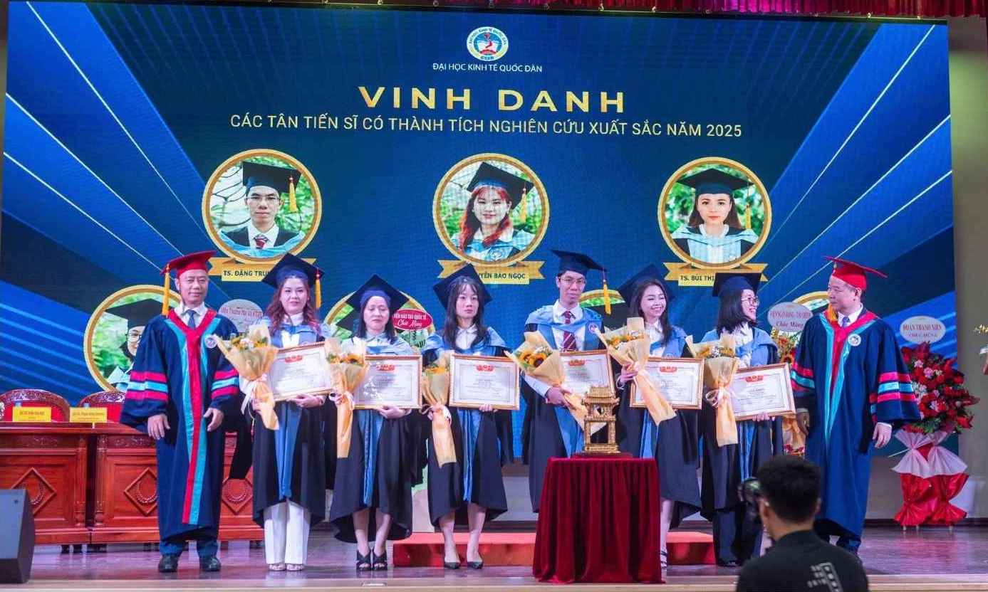 Dai hoc Kinh te Quoc dan vinh danh. Anh: Manh Hung