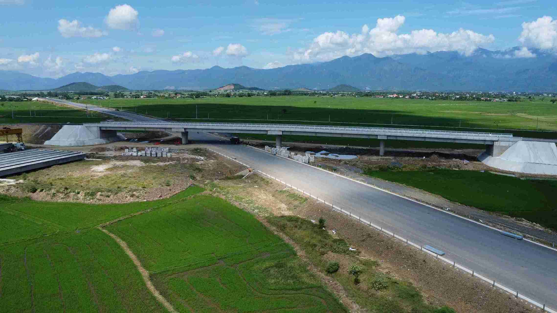 請負業者は、カインホア - ブオンマトゥオット高速道路の最初の20kmに加速しています.