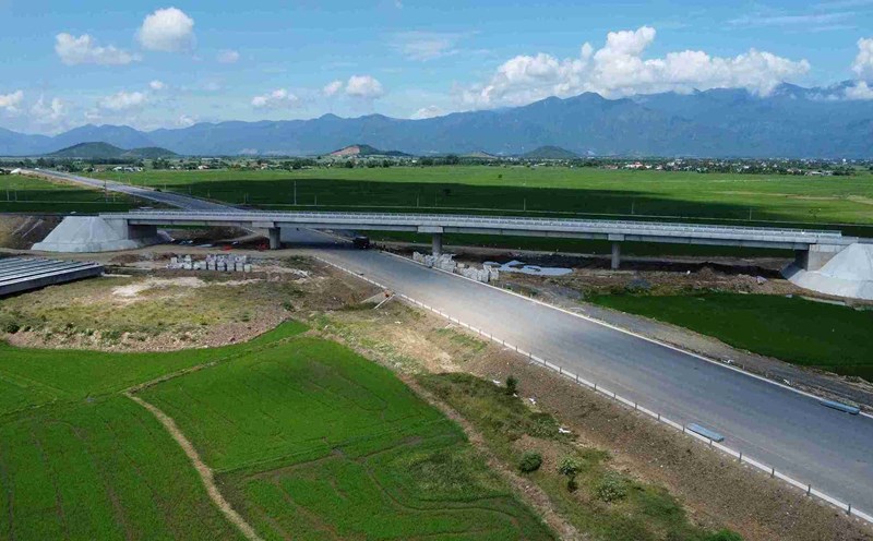 Contractors are accelerating to the finish line of the 20km beginning of the Khanh Hoa - Buon Ma Thuot expressway.